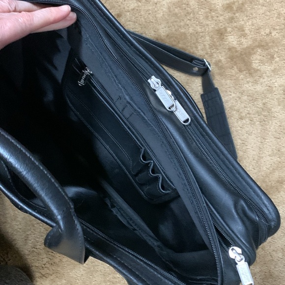 Bugatti Expandable Executive Carrying Case w/ handles/adjustable shoulder strap - Picture 4 of 17